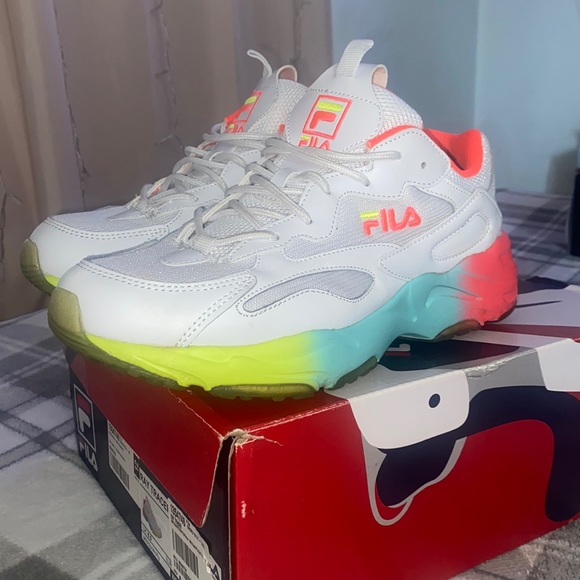 Fila Woman’s size 9 - Picture 1 of 5